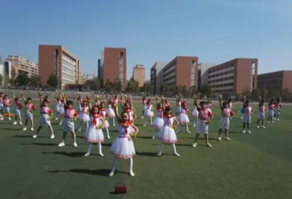 学生动得开玩得尽兴锻炼刚性保障责任教育阶段每天1节体育课