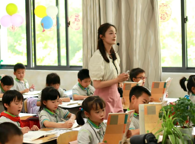 赛道不少学生学以致用研制的智能驱鸟系统落地村庄果园